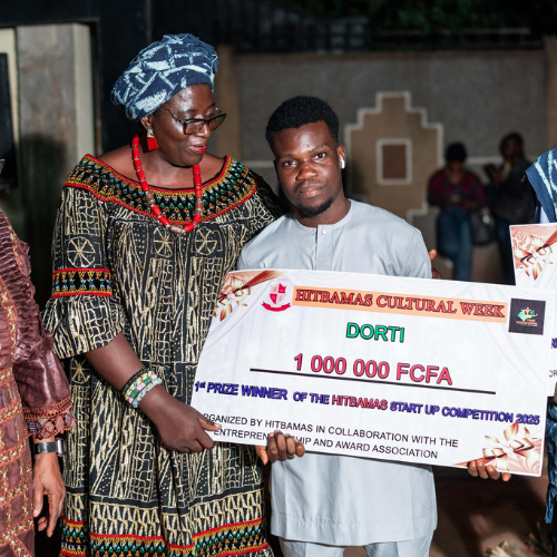 ceo of dorti receiving the price from the representative of the ministry of higher education